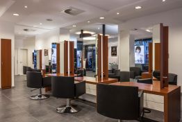 Frisierplätze mit Spiegeln und Ledersesseln im Salon