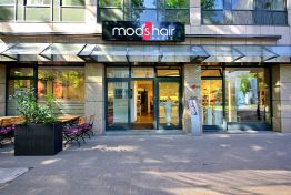 Außenansicht des mod's hair Salons mit Eingangsbereich