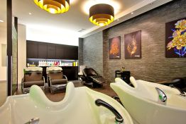 Wasch- und Behandlungsbereich mit Kopfwaschbecken